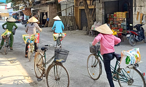 Bà con nông dân với phân bón Sông Mã