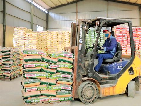 Vận chuyển phân bón bằng xe nâng
